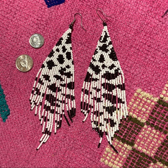 Beaded cow print fringe earrings - Picture 4 of 4